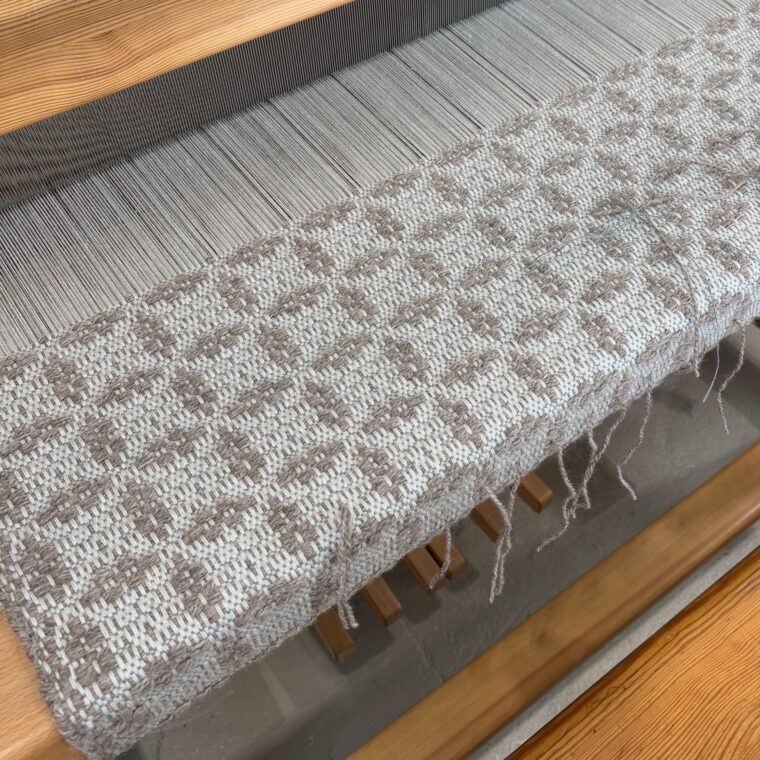 MS Marguerites Circles on Loom 10